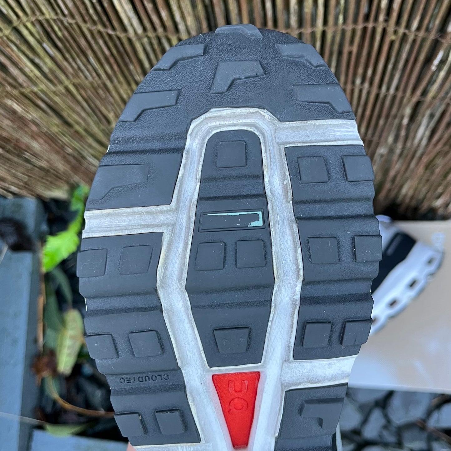 On Running CloudVista - White / Black - UK10