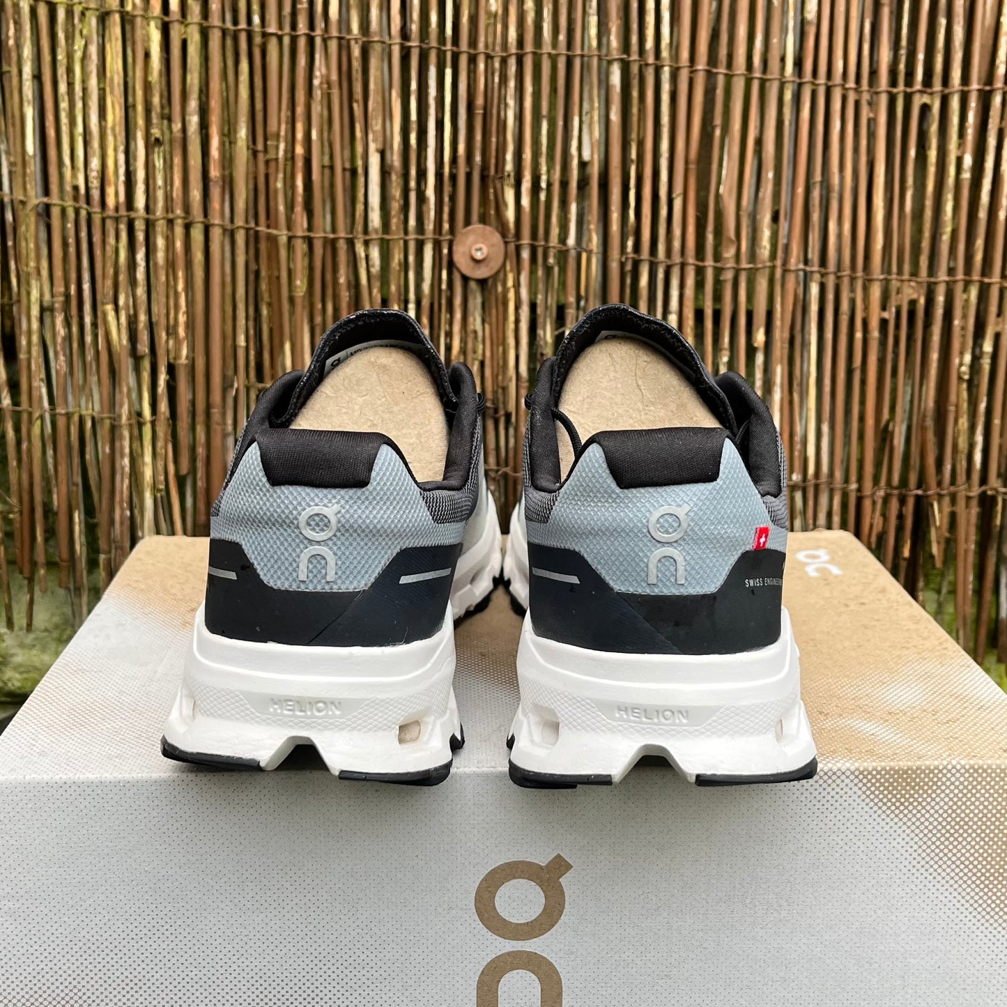 On Running CloudVista - Black / White - UK8.5