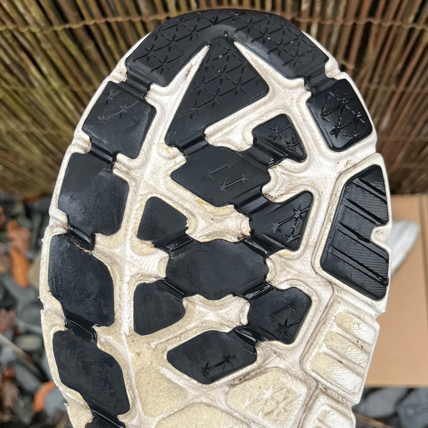 Hoka Arahi 7 - Black / White - UK9.5