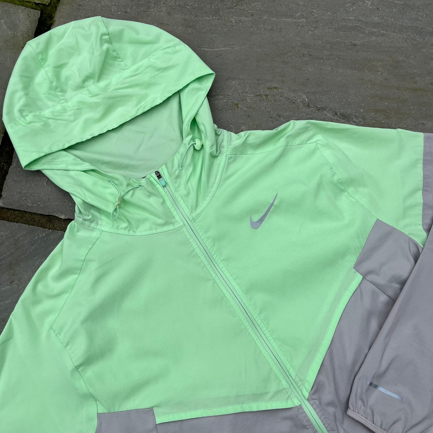 Nike Windrunner Packable Jacket - Grey / Vapour Green - Small