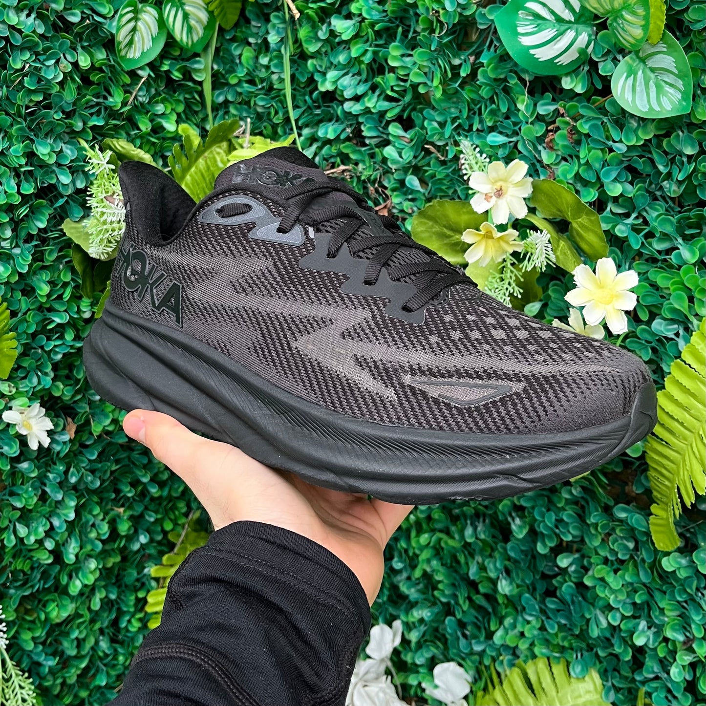 Hoka Clifton 9 - Triple Black - UK9.5