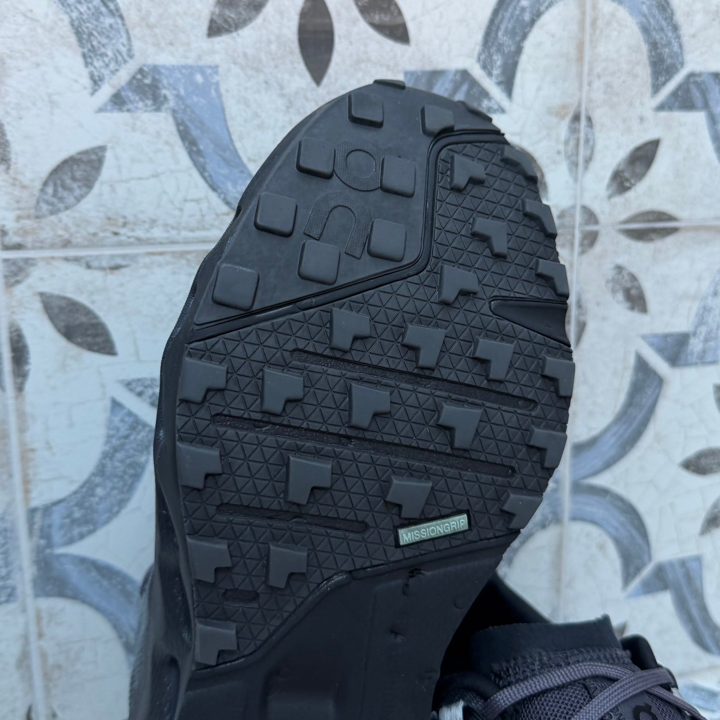 On Running CloudSurfer Trail - Black / Eclipse - UK8