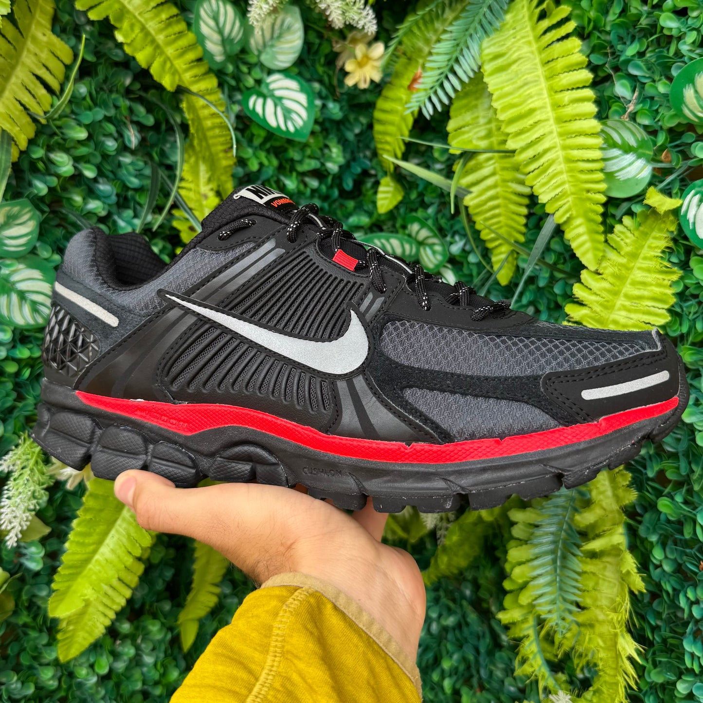 Nike Zoom Vomero 5 - Black / Bright Crimson - UK11