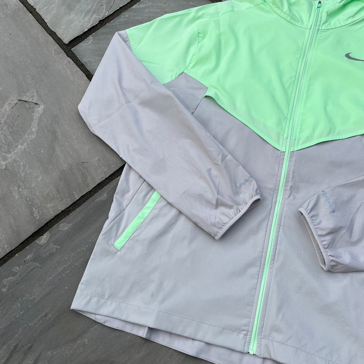 Nike Windrunner Packable Jacket - Grey / Vapour Green