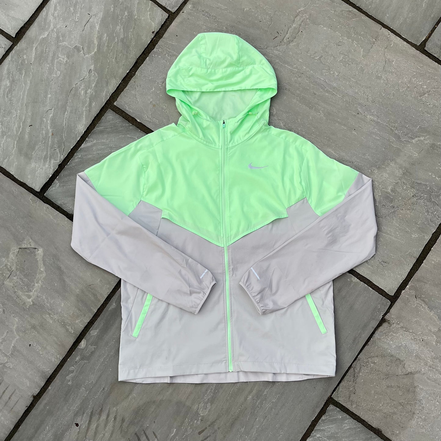 Nike Windrunner Packable Jacket - Grey / Vapour Green