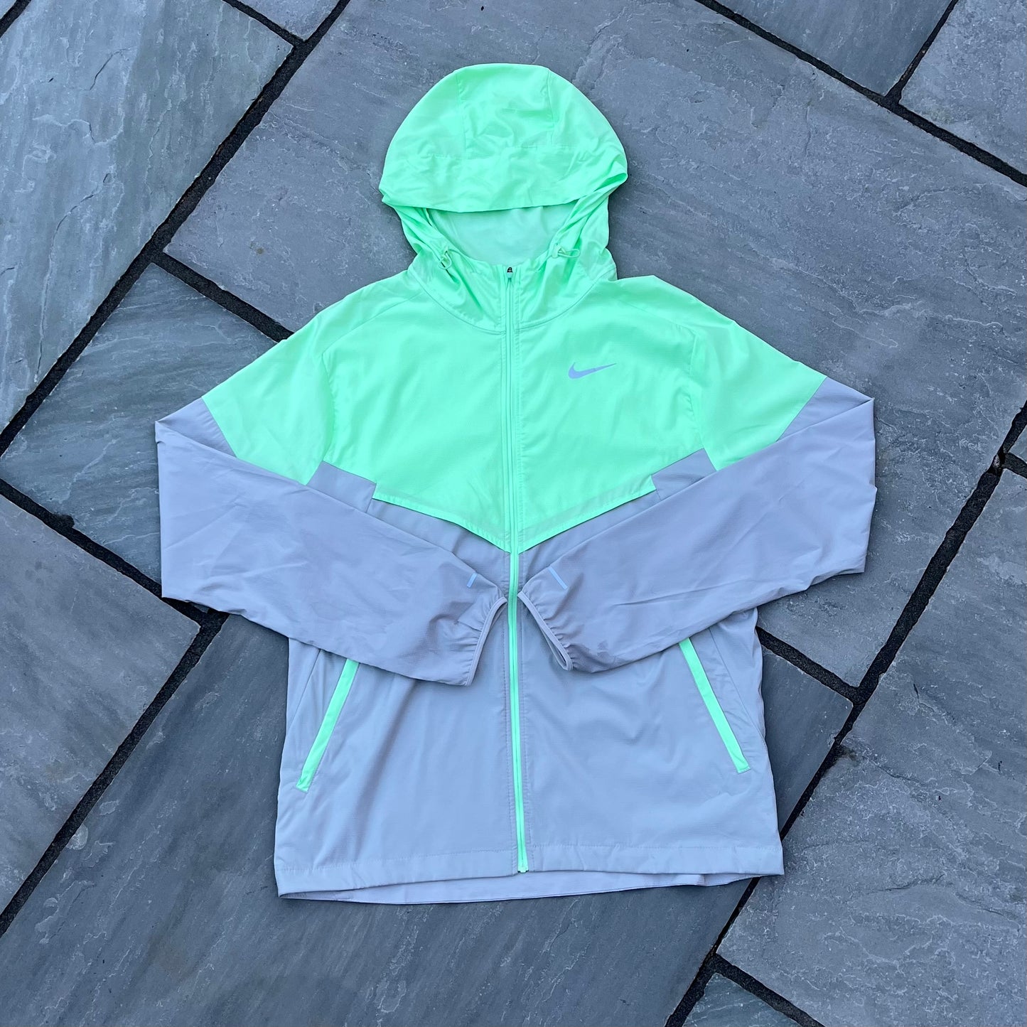 Nike Windrunner Packable Jacket Grey / Vapour Green - Small