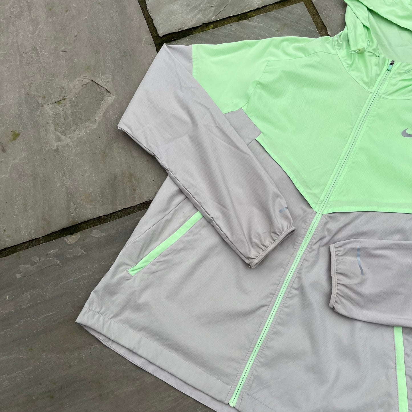 Nike Windrunner Packable Jacket - Grey / Vapour Green - Small