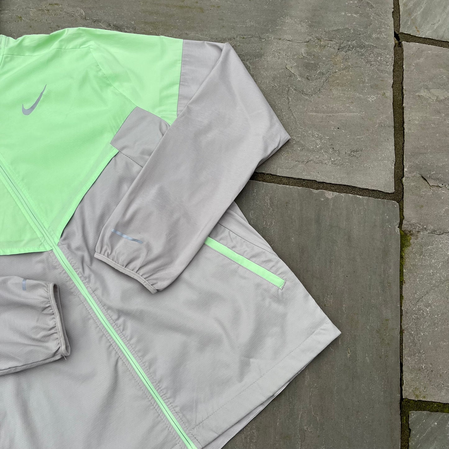 Nike Windrunner Packable Jacket - Grey / Vapour Green - Small