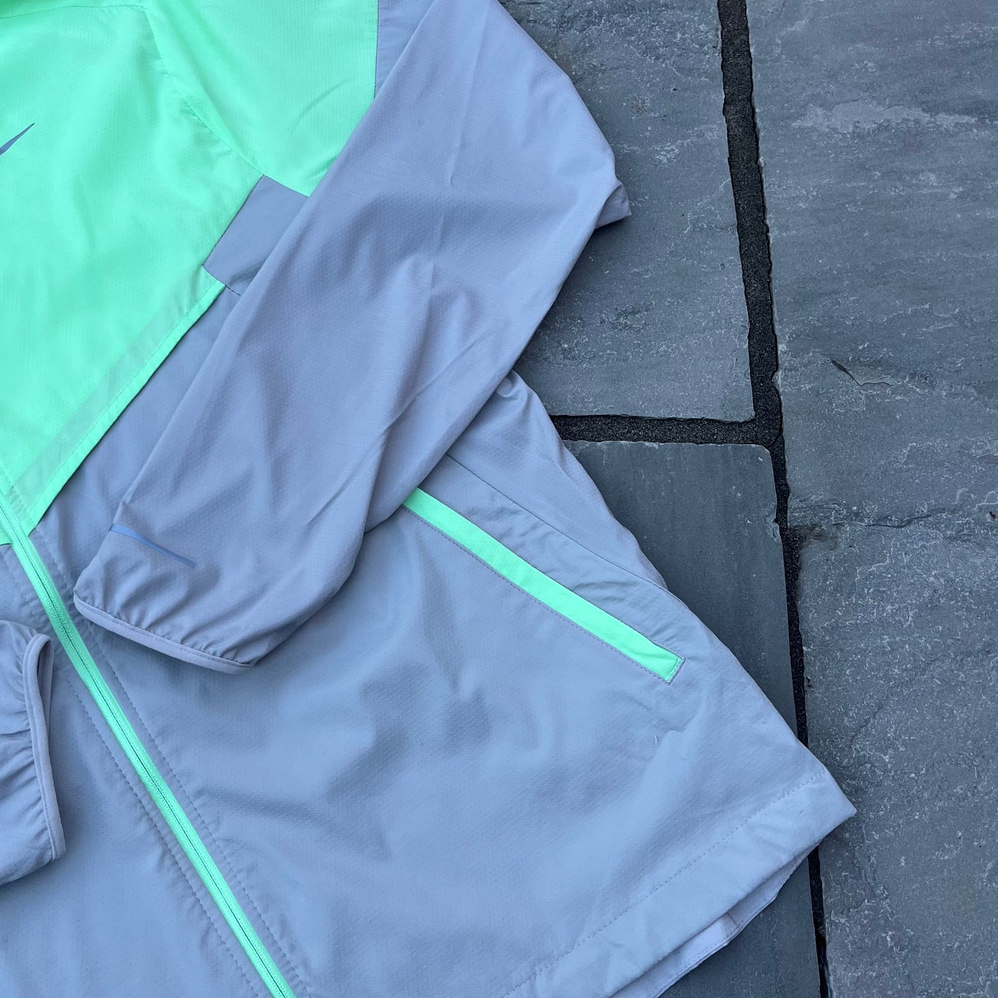 Nike Windrunner Packable Jacket Grey / Vapour Green - Small