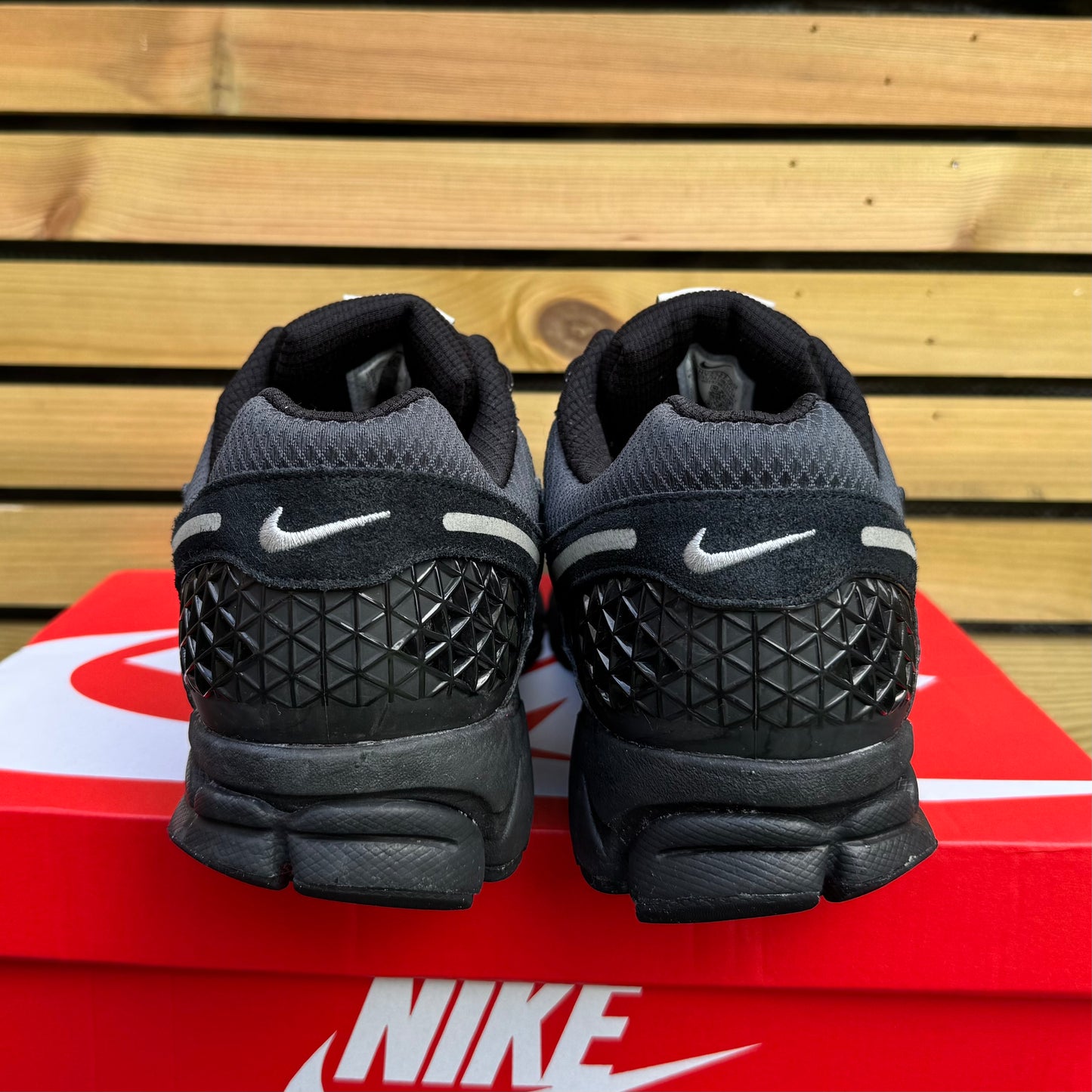 Nike Zoom Vomero 5 - Black / Bright Crimson - UK11