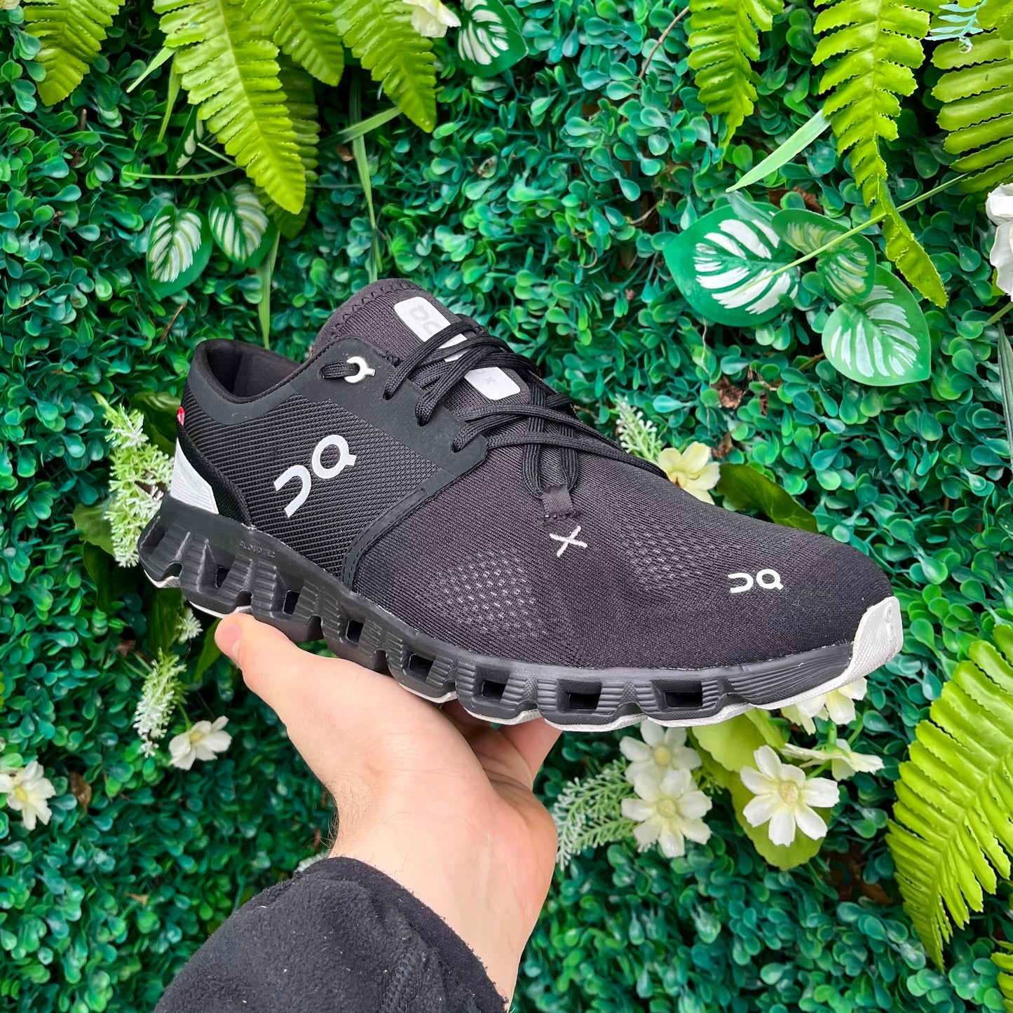 On Running Cloud X - Black / White - UK8