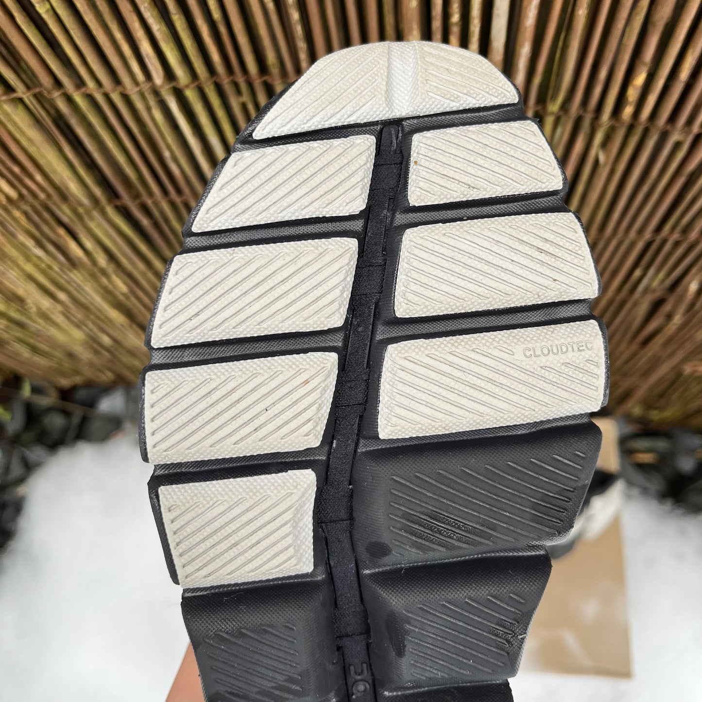 On Running Cloud X - Black / White - UK8