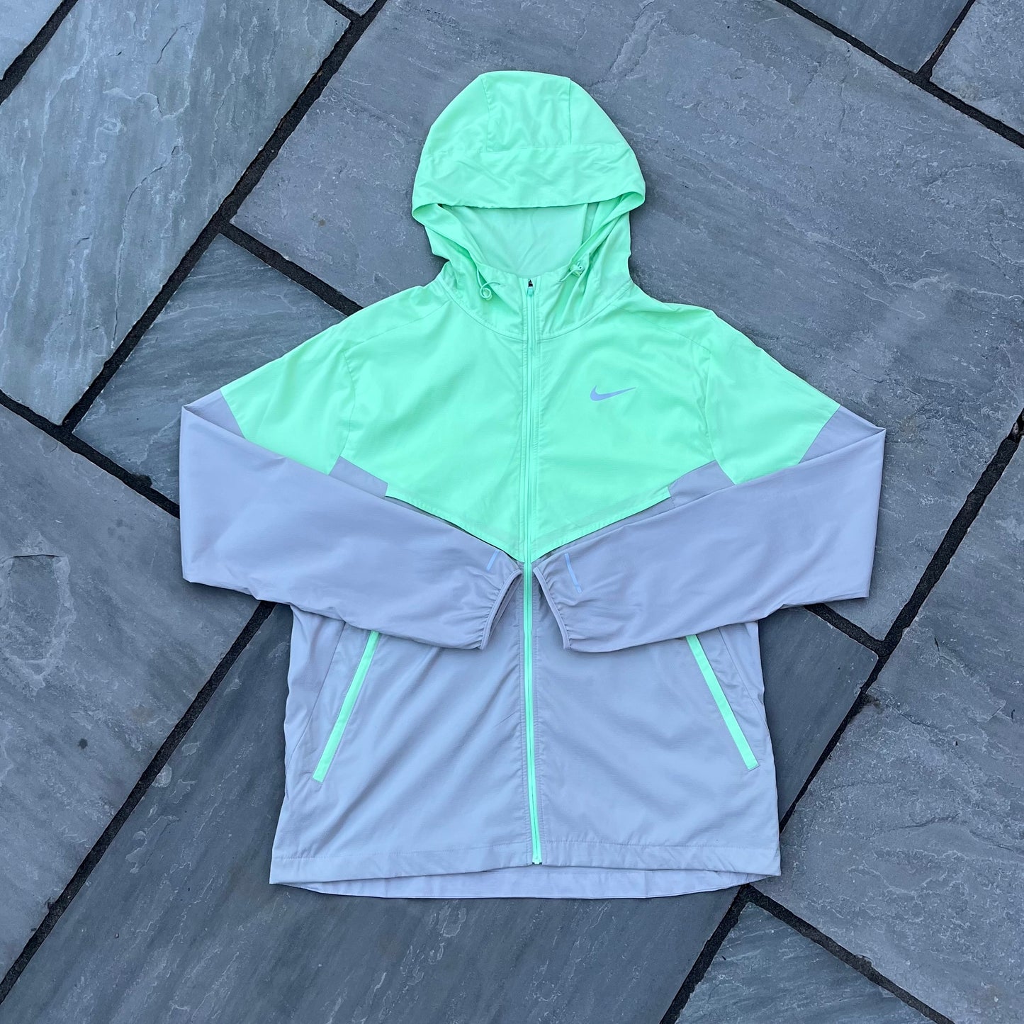 Nike Windrunner Packable Jacket Grey / Vapour Green - Medium