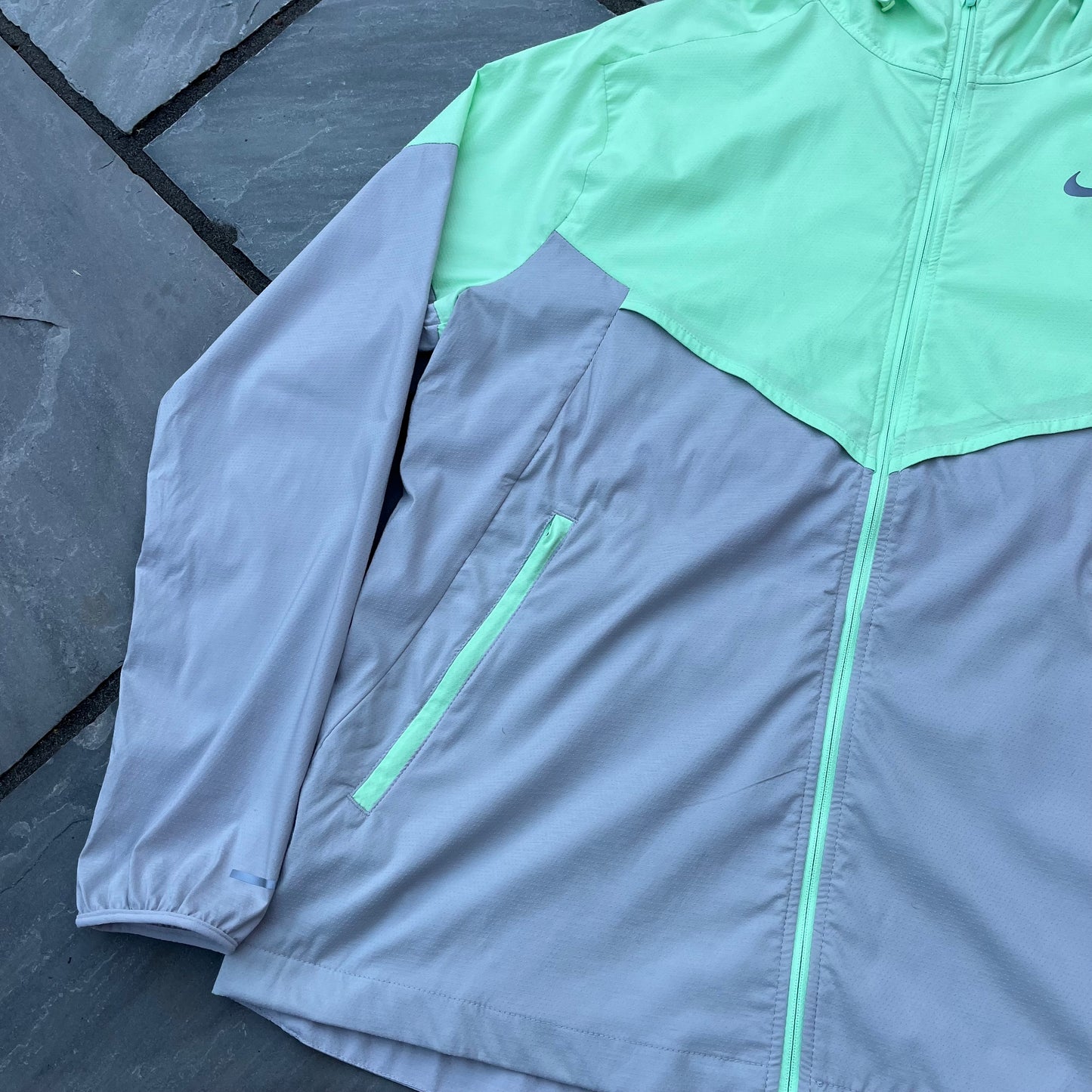 Nike Windrunner Packable Jacket Grey / Vapour Green - Medium