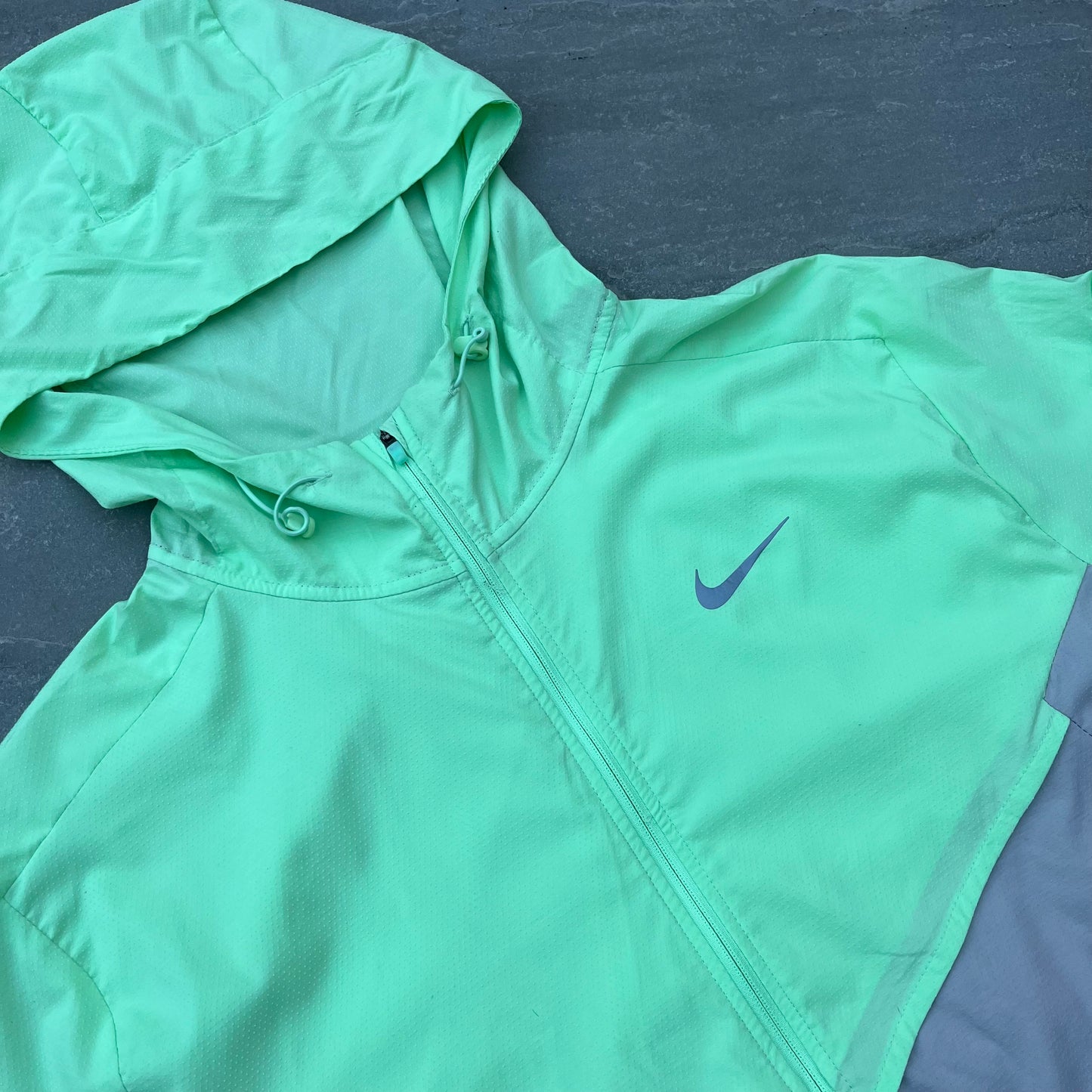 Nike Windrunner Packable Jacket Grey / Vapour Green - Medium