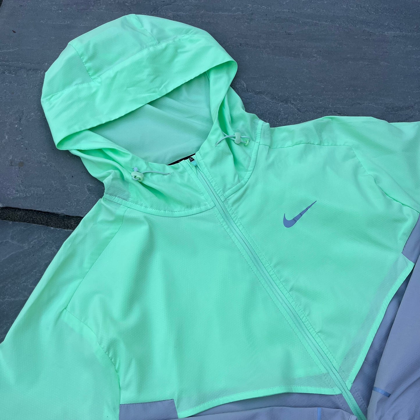 Nike Windrunner Packable Jacket - Vapour Green / Grey - Medium - Brand New