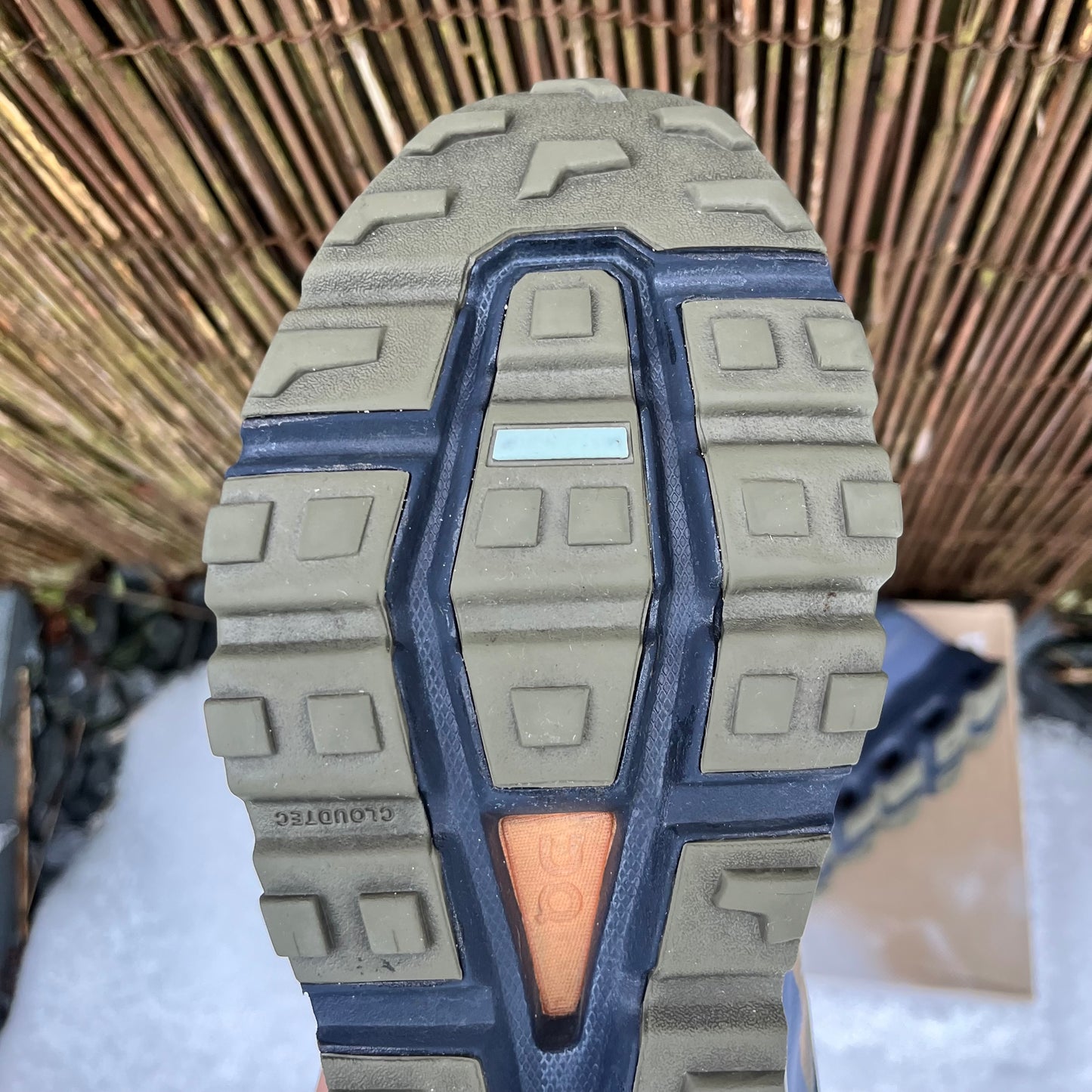 On Running CloudVista - Midnight / Olive - UK9.5
