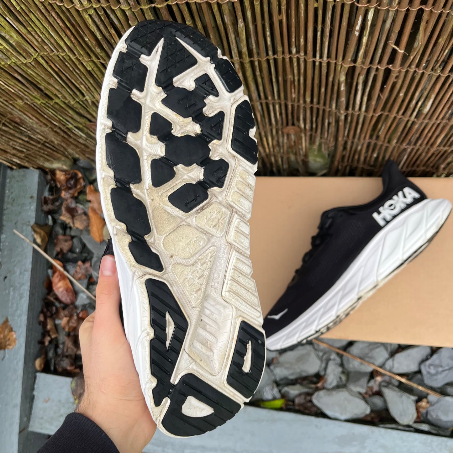 Hoka Arahi 7 - Black / White - UK9.5