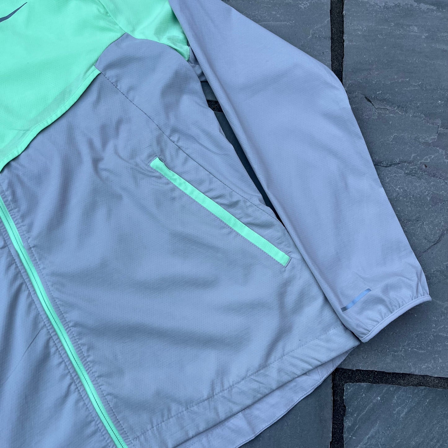 Nike Windrunner Packable Jacket Grey / Vapour Green - Medium