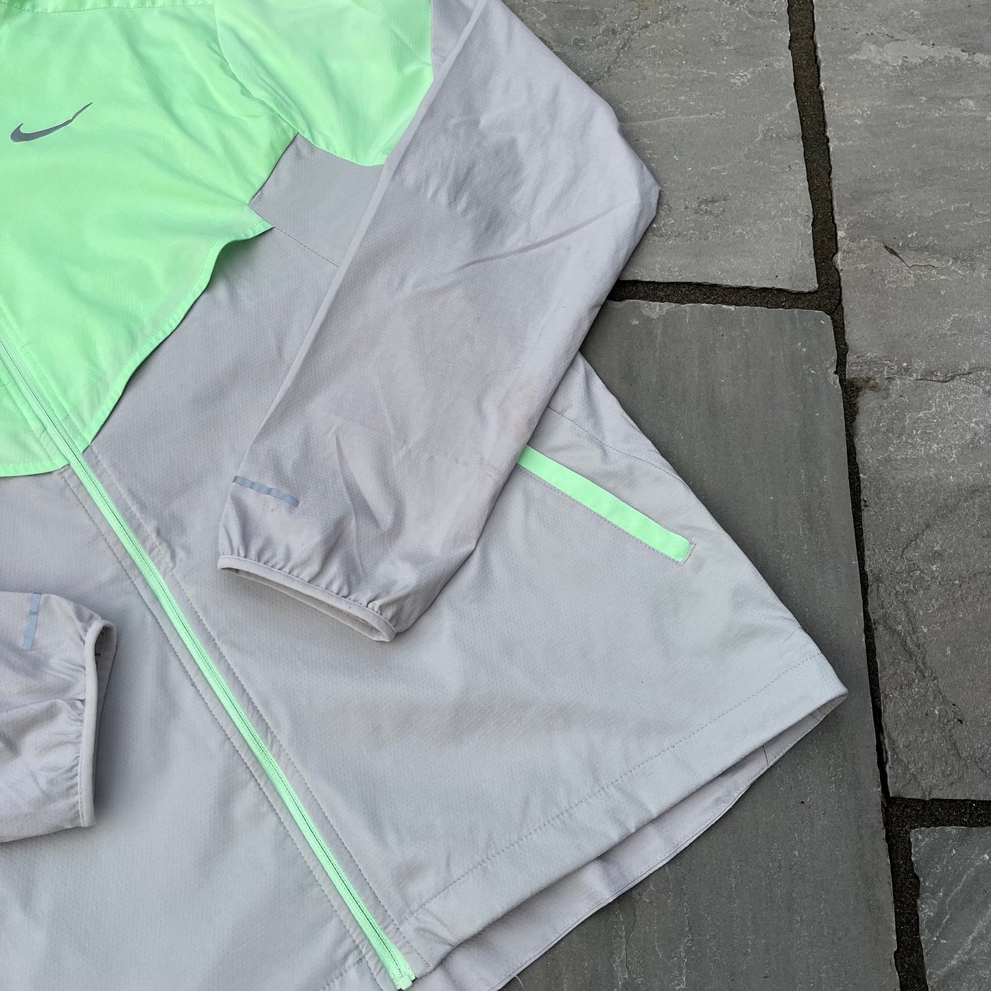 Nike Windrunner Packable Jacket - Grey / Vapour Green