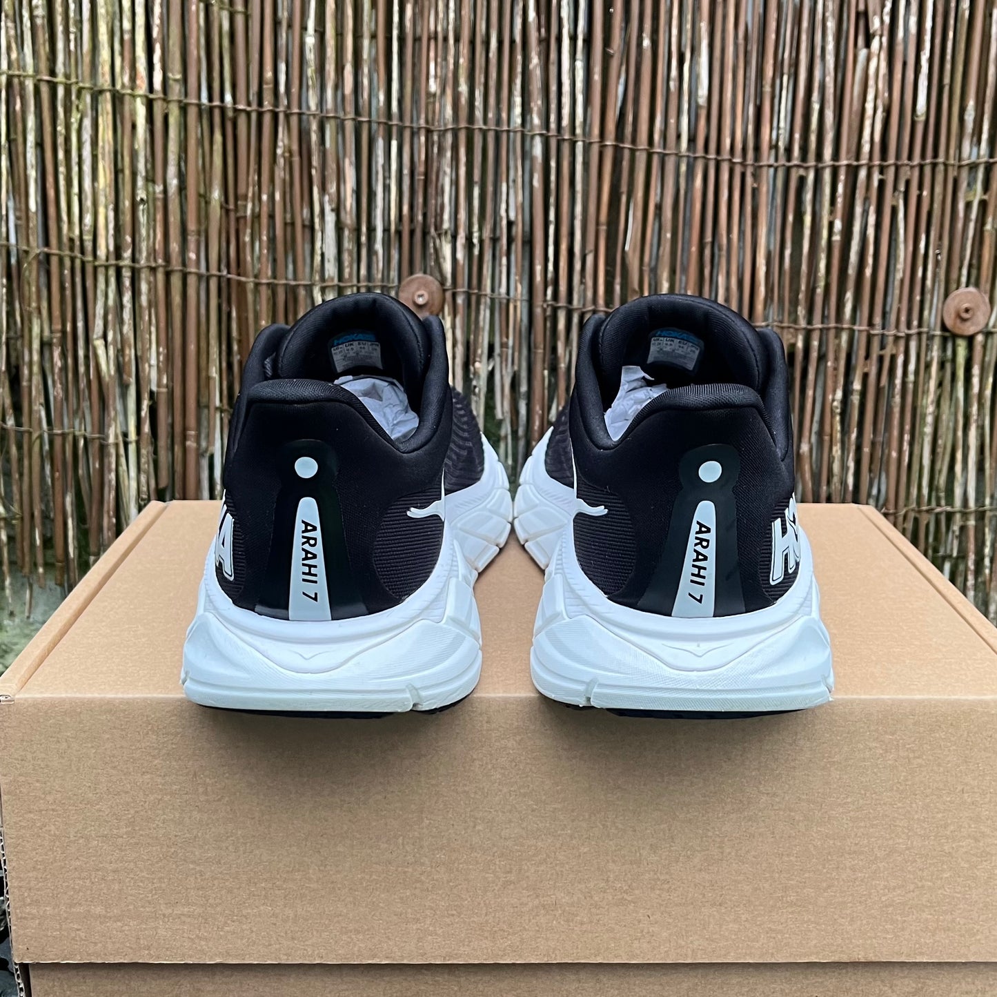 Hoka Arahi 7 - Black / White - UK9.5