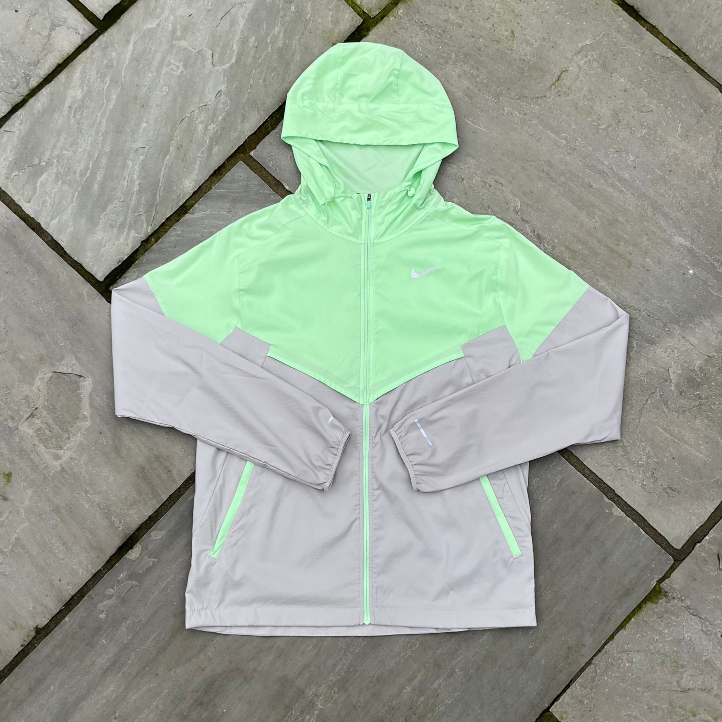 Nike Windrunner Packable Jacket - Grey / Vapour Green - Small