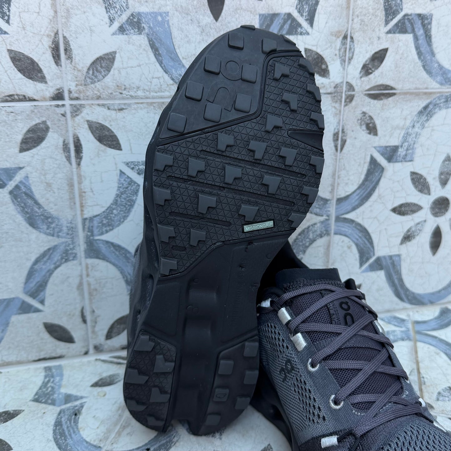 On Running CloudSurfer Trail - Black / Eclipse - UK8