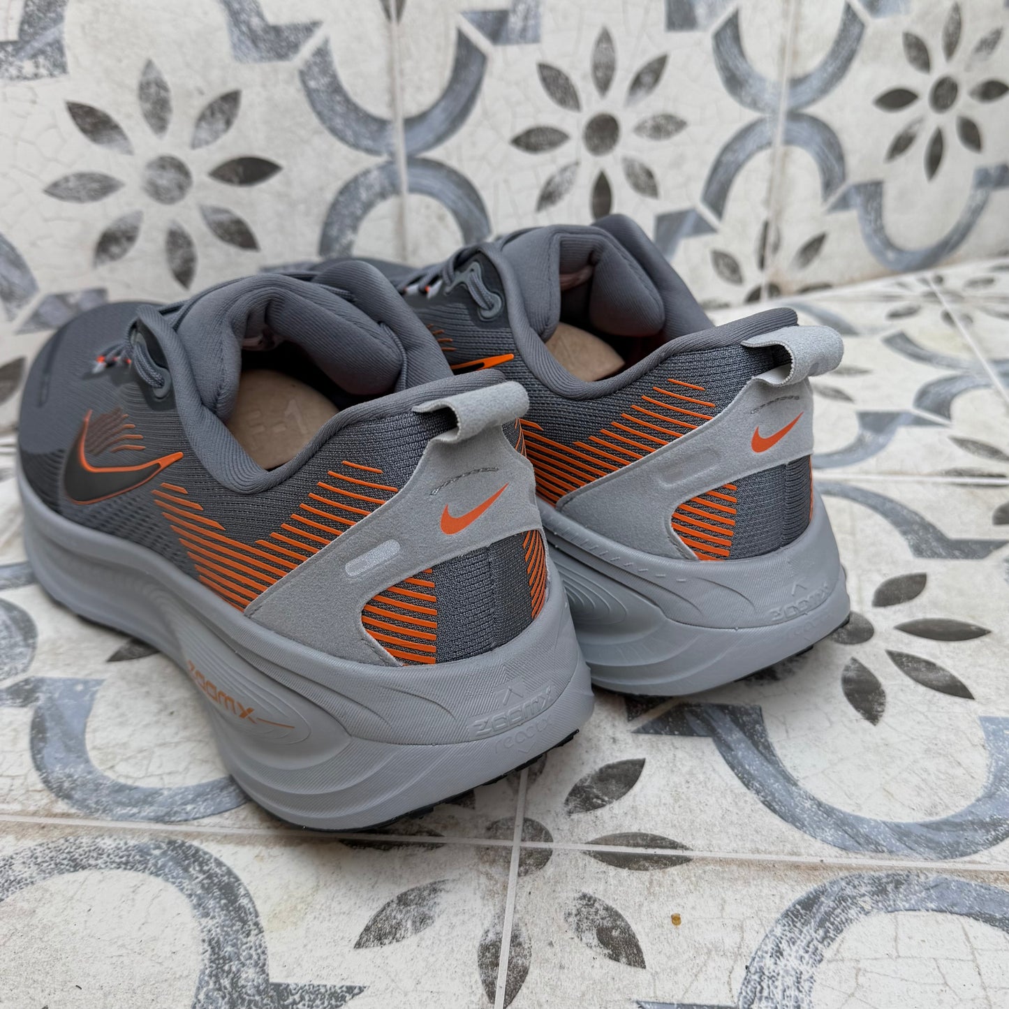 Nike Vomero 18 - Cool Grey / Safety Orange - Multiple Sizes - Brand New