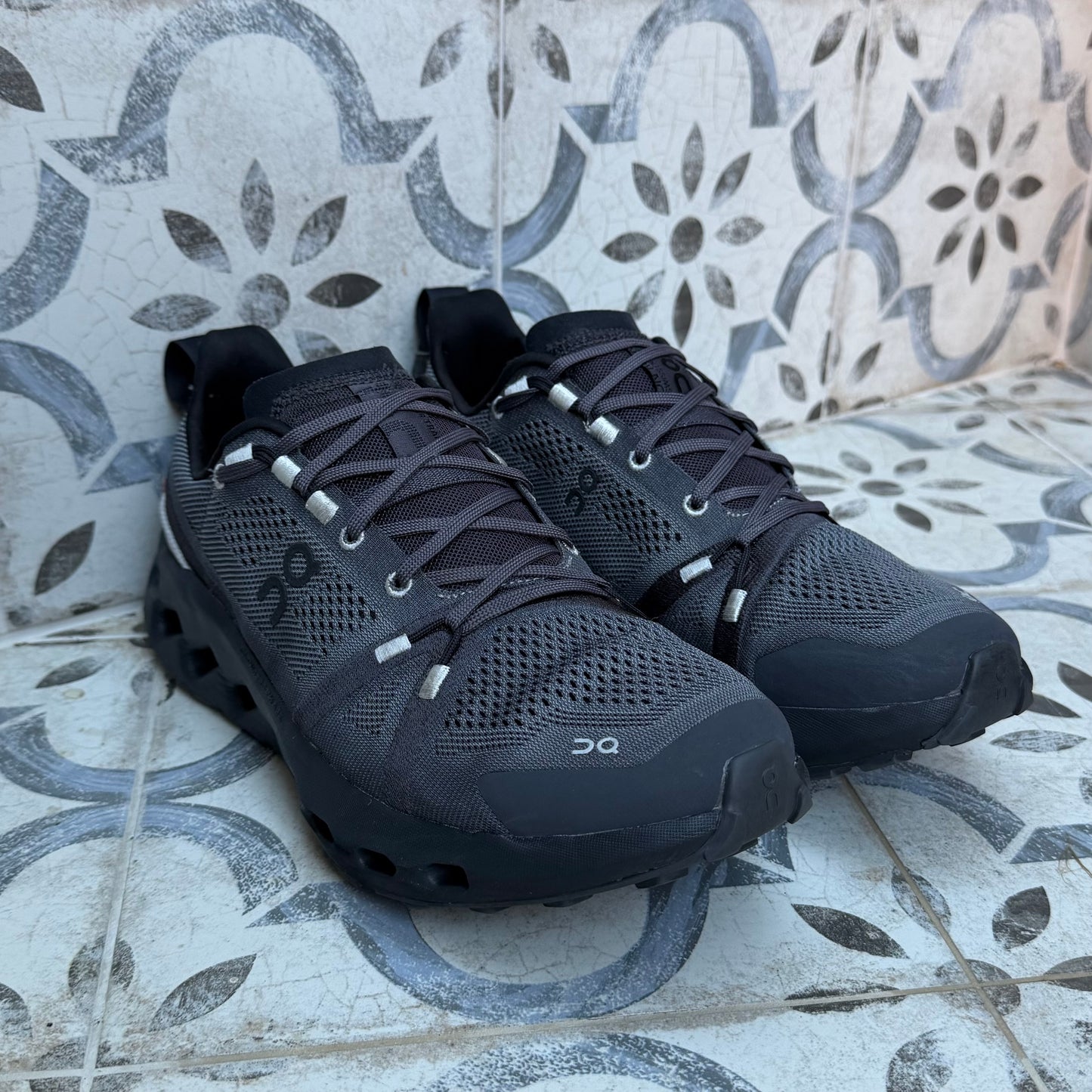 On Running CloudSurfer Trail - Black / Eclipse - UK8