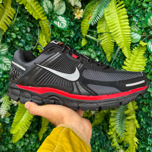 Nike Zoom Vomero 5 - Black / Bright Crimson - UK11