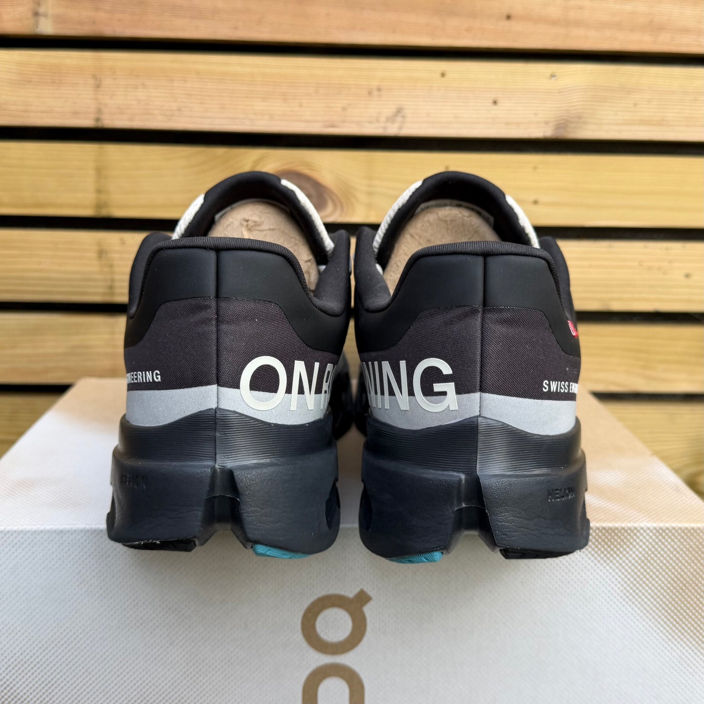 On Running CloudSurfer Next Lumos - Black / Dew - UK9