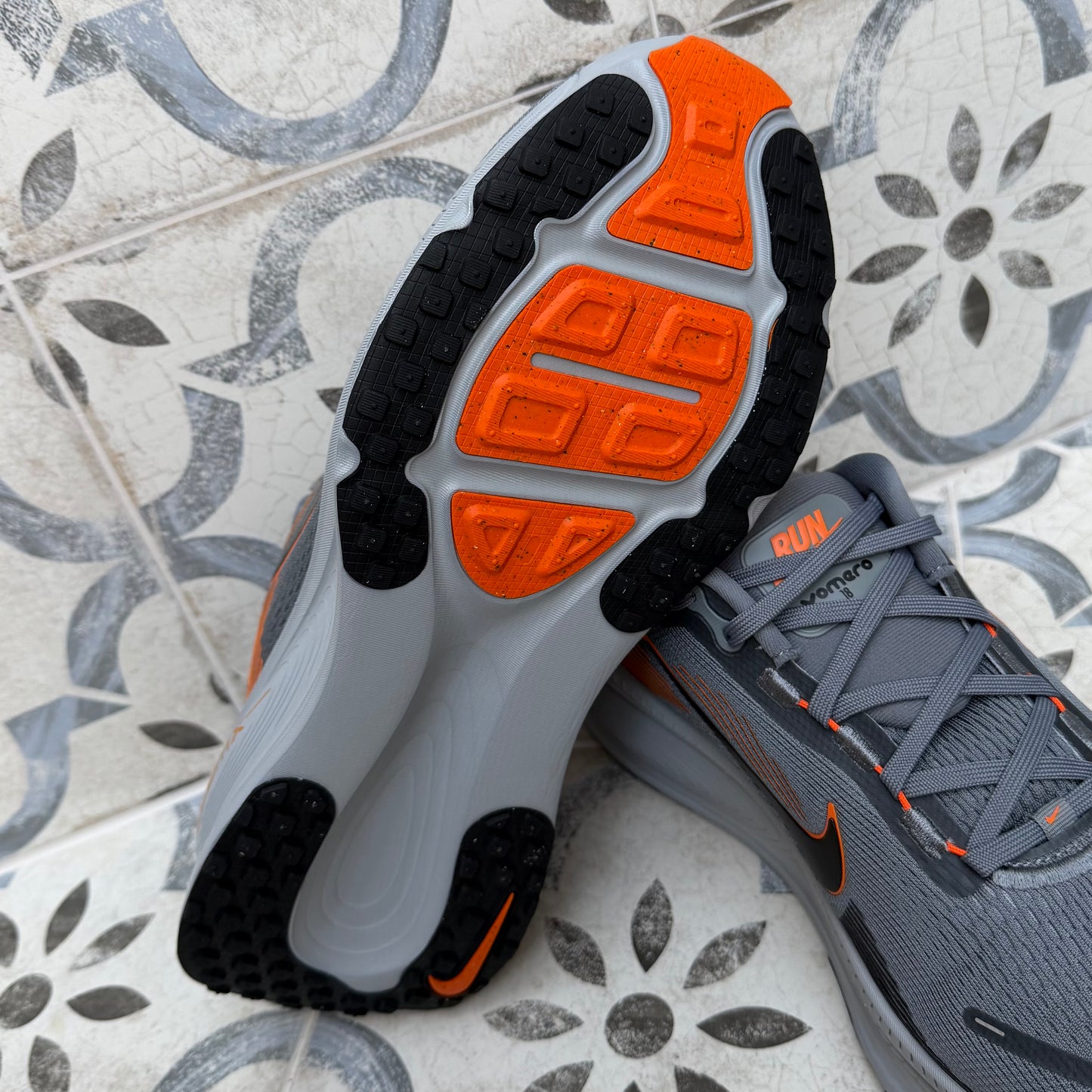Nike Vomero 18 - Cool Grey / Safety Orange - Multiple Sizes - Brand New
