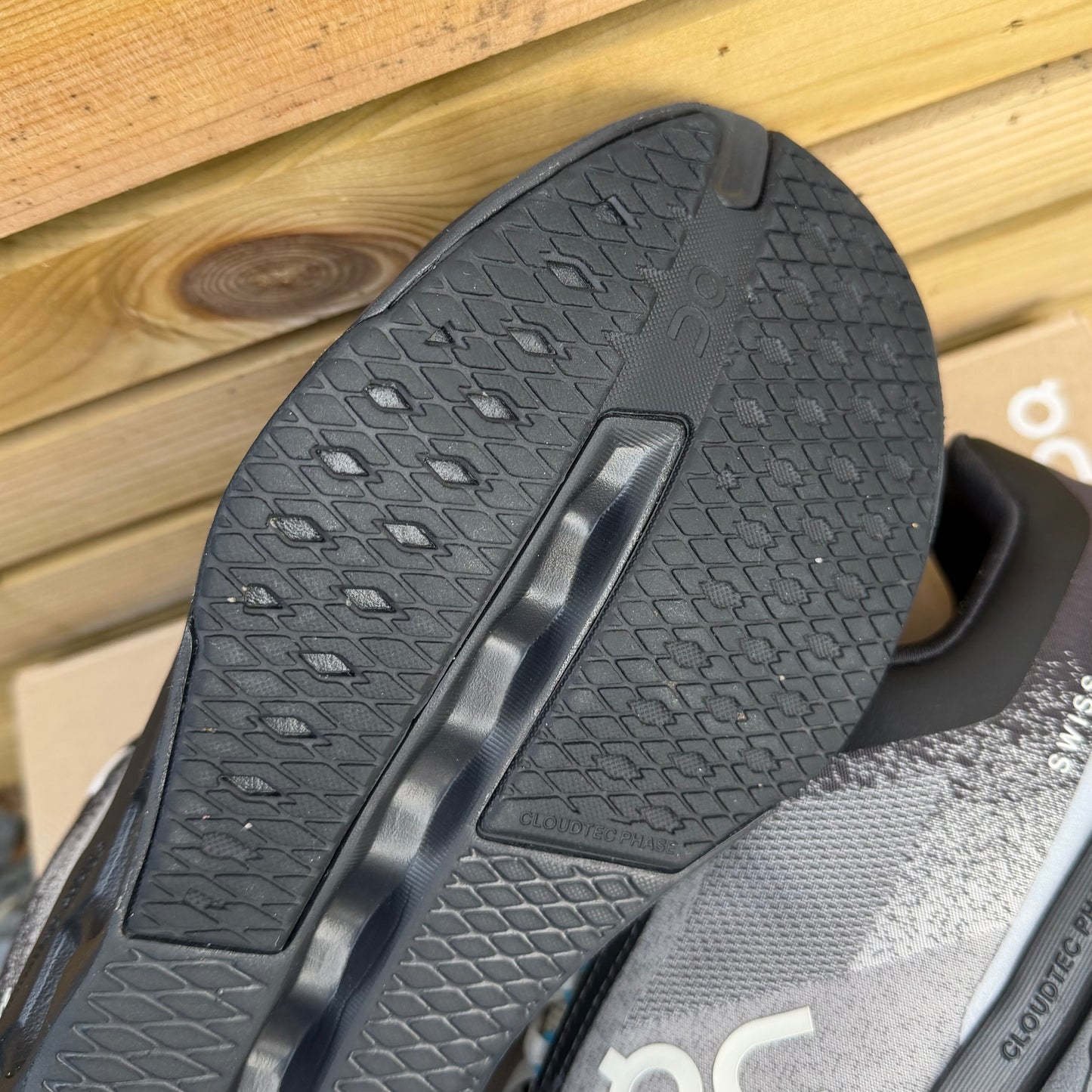 On Running CloudSurfer Next Lumos - Black / Dew - UK9