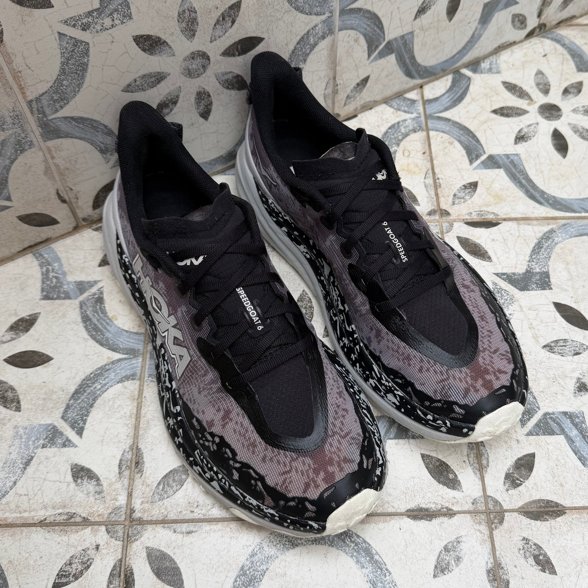 Hoka Speedgoat 6 - Black / Stardust - UK8.5
