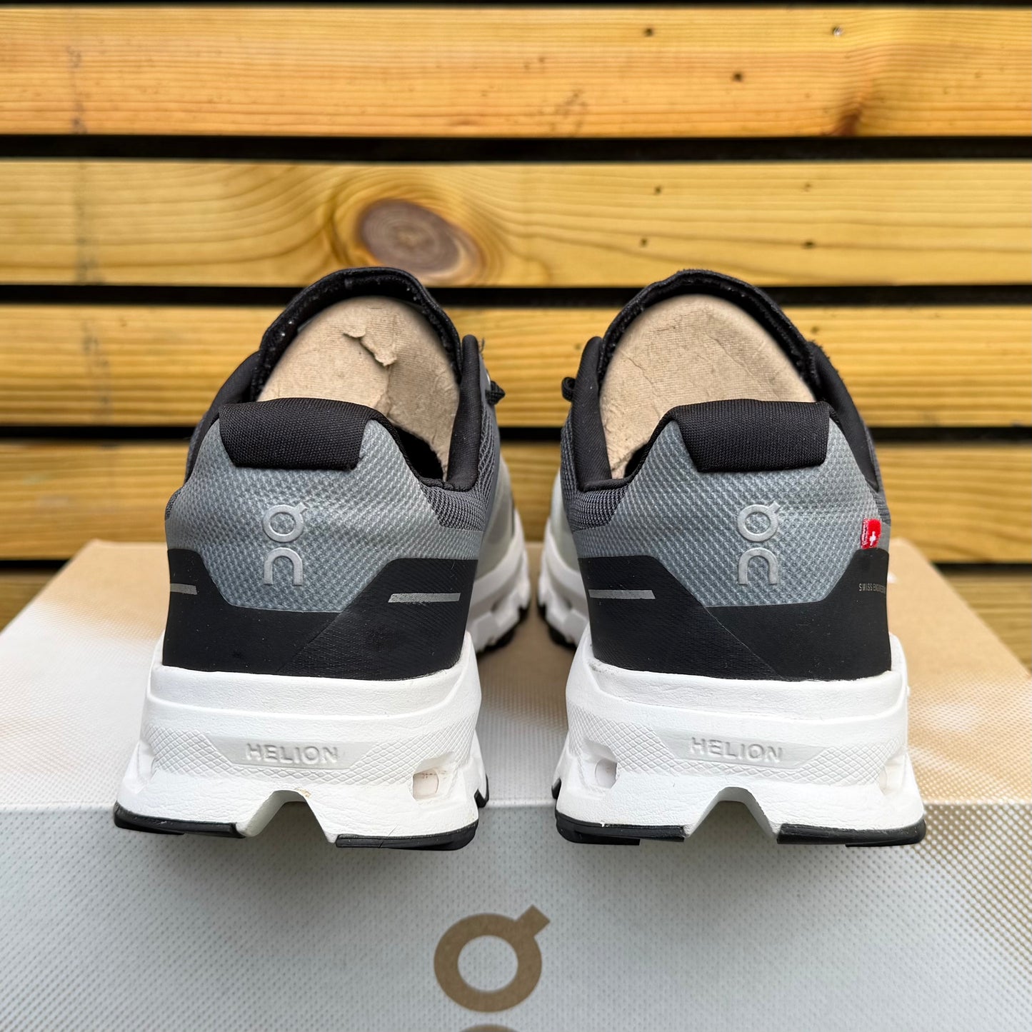 On Running CloudVista - Black / White - UK7.5