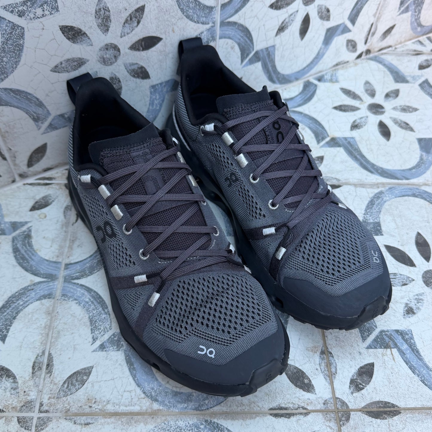On Running CloudSurfer Trail - Black / Eclipse - UK8