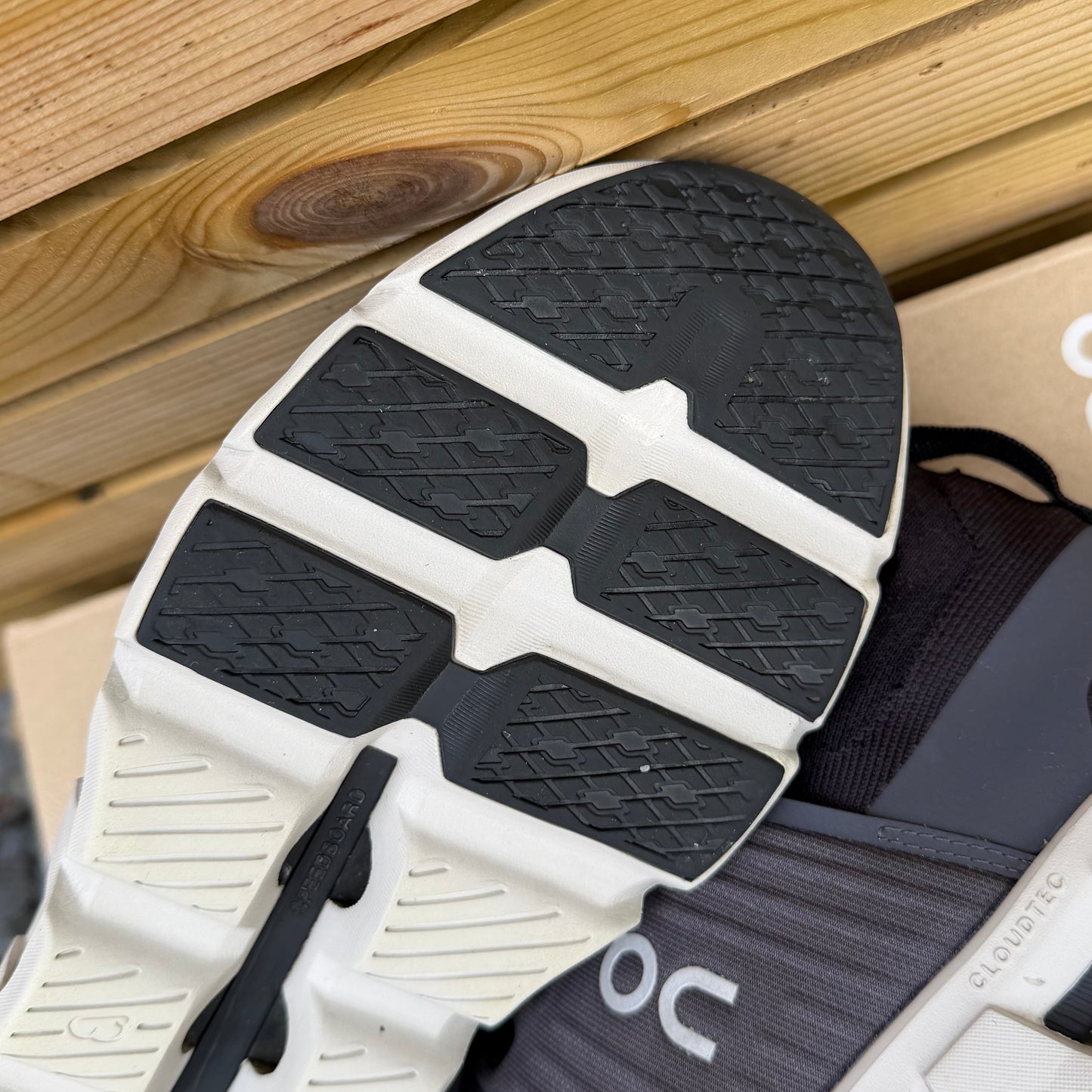 On Running CloudSwift 4.0 - Black / White - UK8