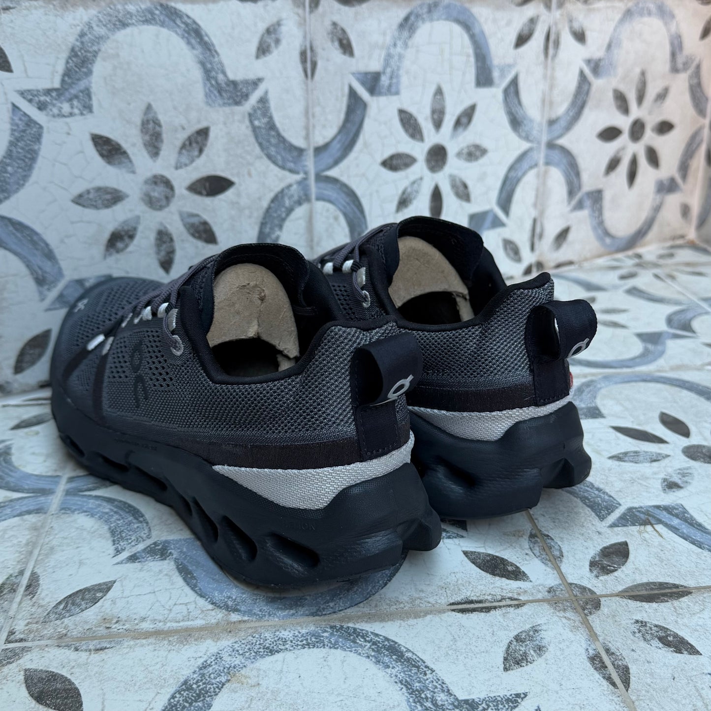 On Running CloudSurfer Trail - Black / Eclipse - UK8