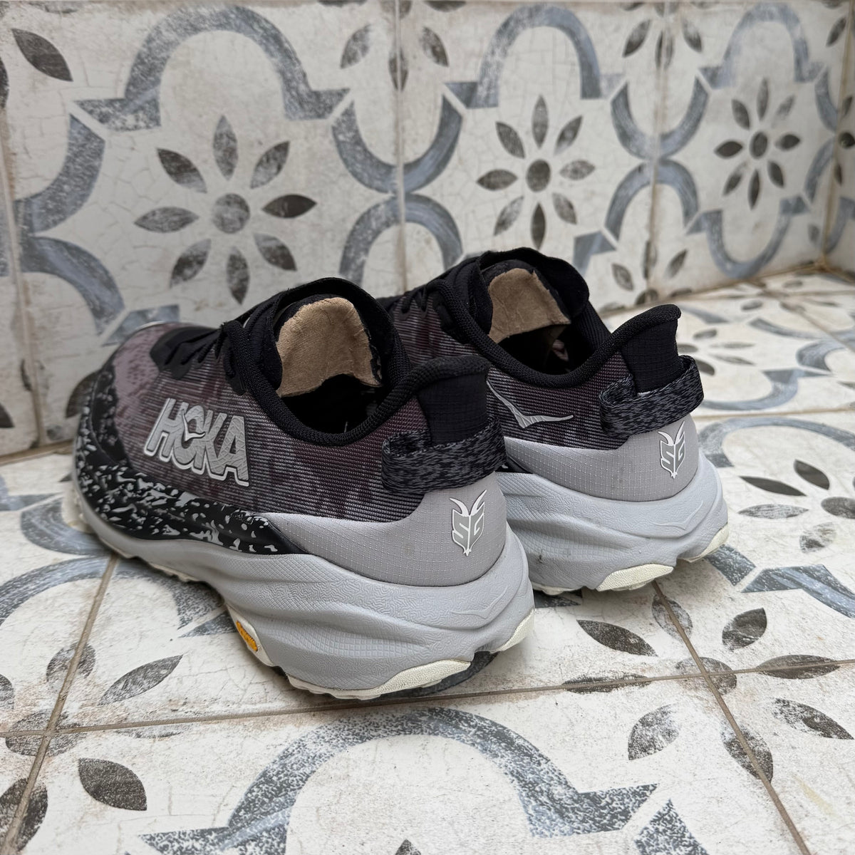 Hoka Speedgoat 6 - Black / Stardust - UK8.5