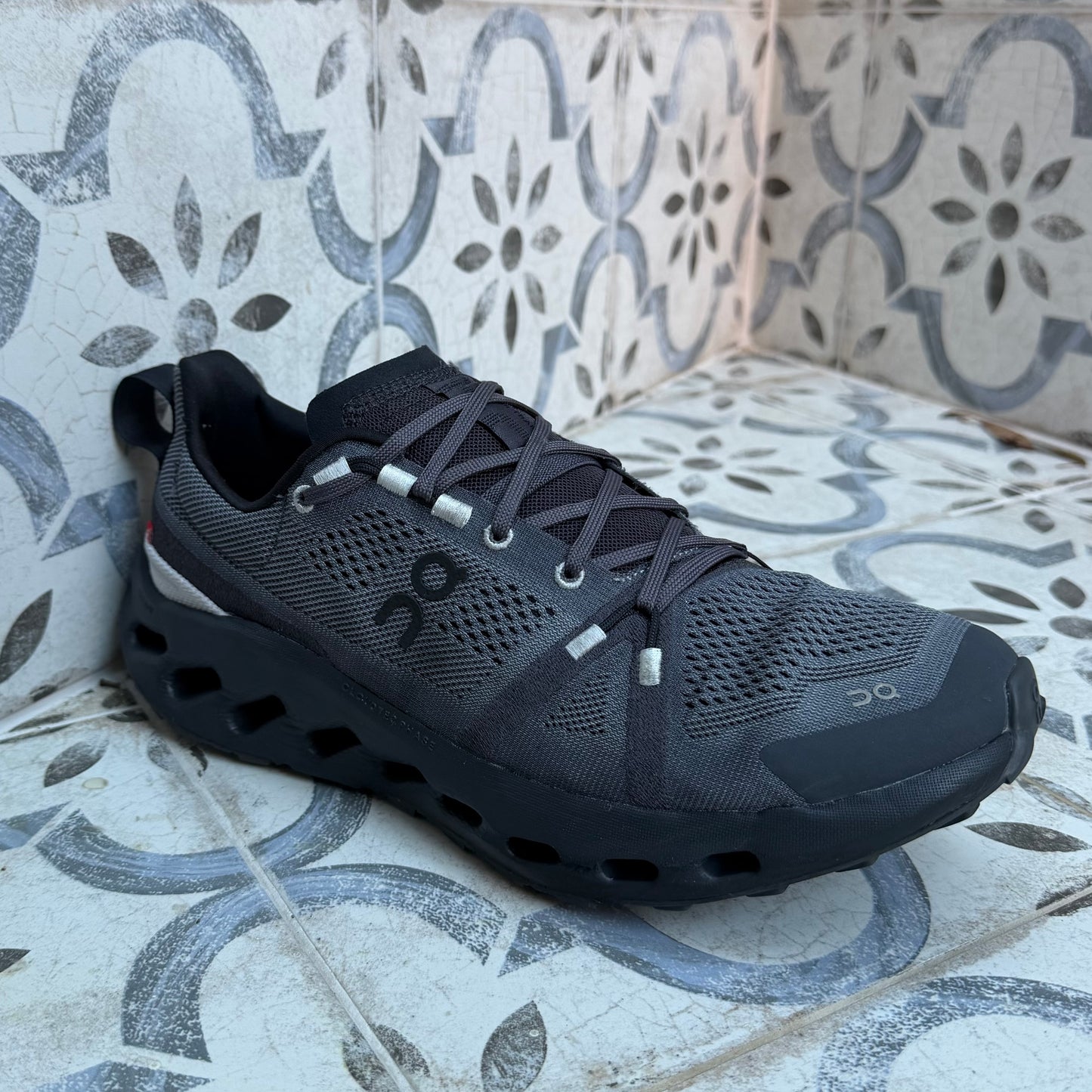 On Running CloudSurfer Trail - Black / Eclipse - UK8