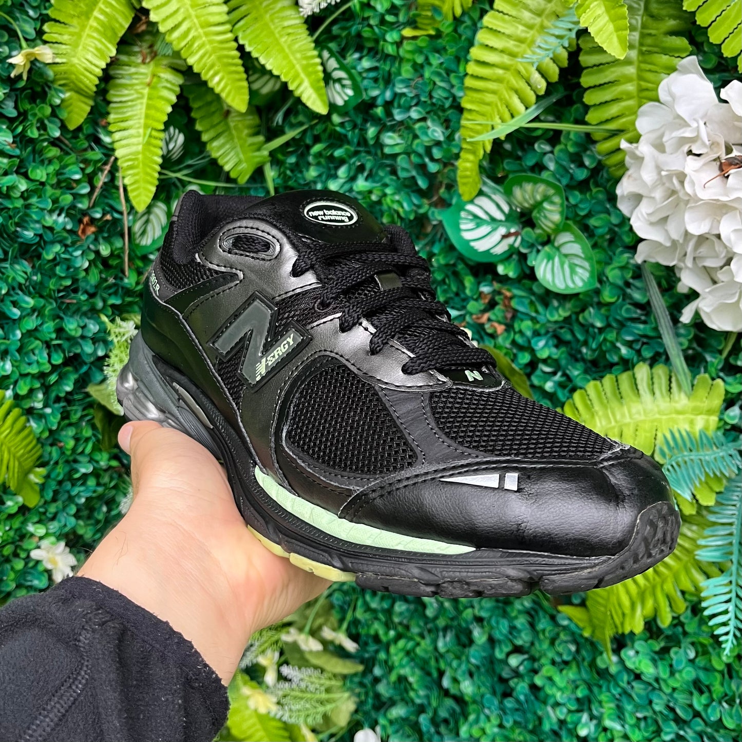 New Balance 2002R Black / Sliver / Green UK10.5