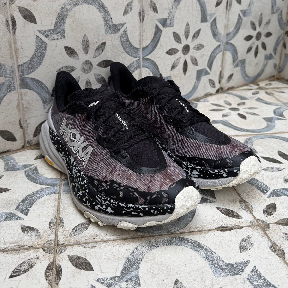 Hoka Speedgoat 6 - Black / Stardust - UK8.5
