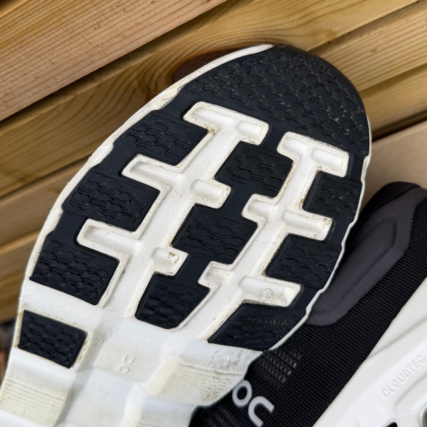 On Running CloudStratus 3 - Black / Frost - UK9