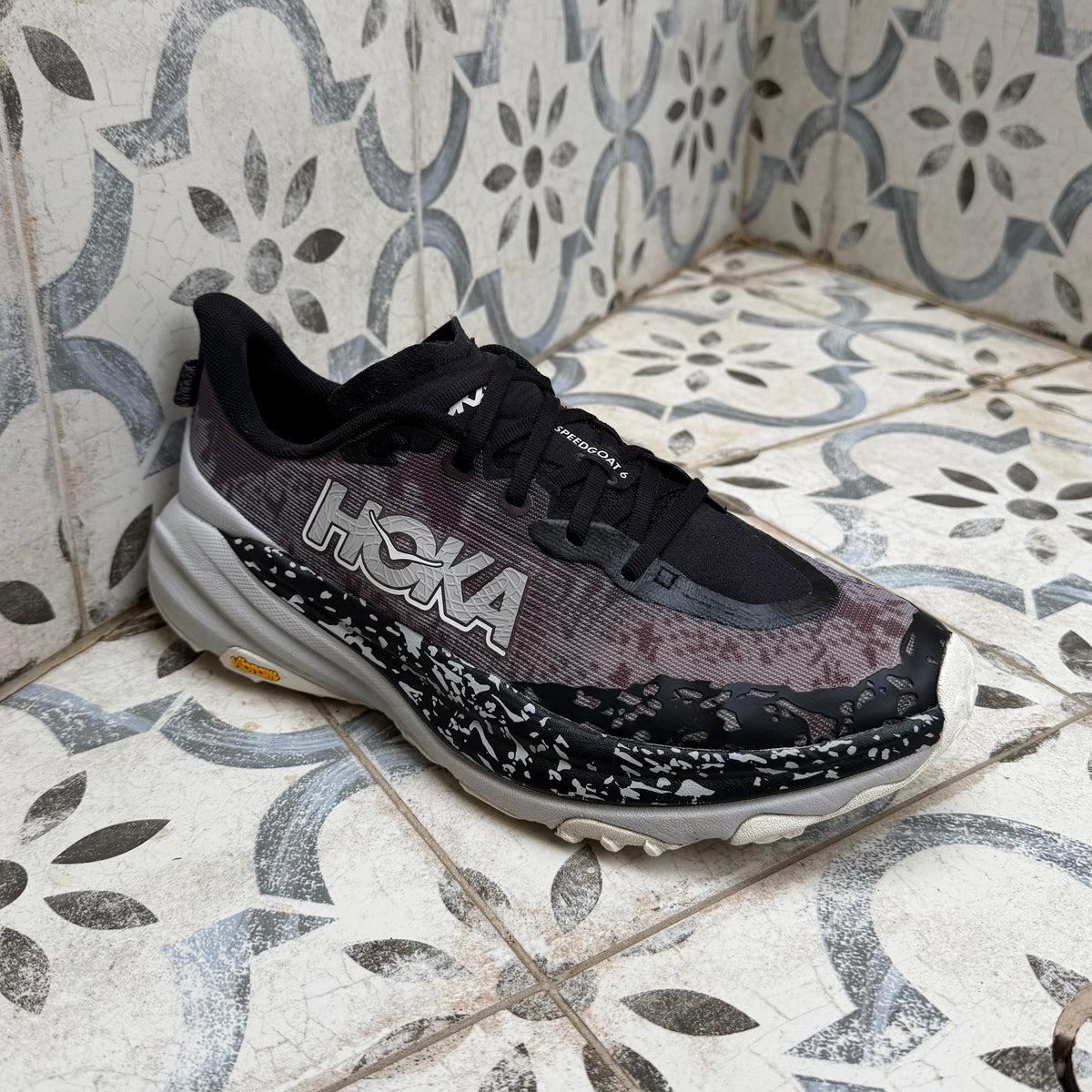 Hoka Speedgoat 6 - Black / Stardust - UK8.5