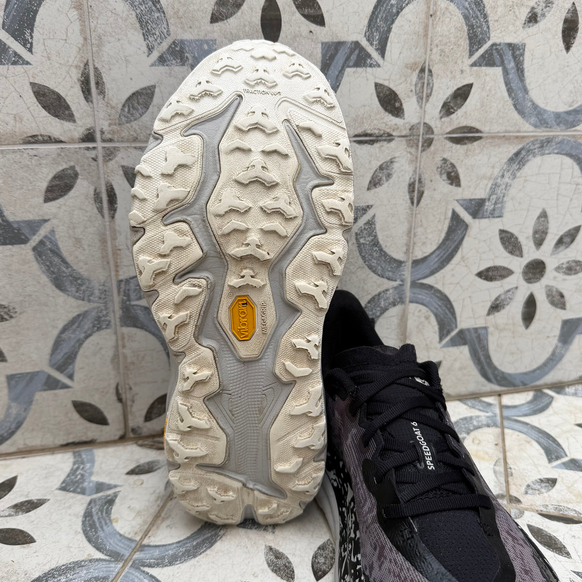 Hoka Speedgoat 6 - Black / Stardust - UK8.5